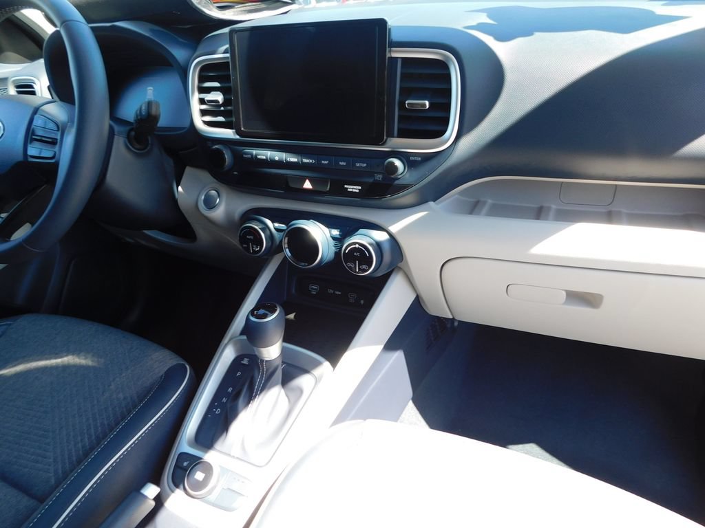 Used 2025 Hyundai Venue Limited FWD image 17