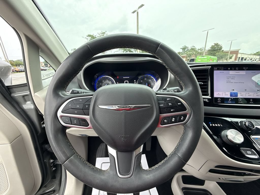 Used 2022 Chrysler Pacifica Touring-L FWD image 14