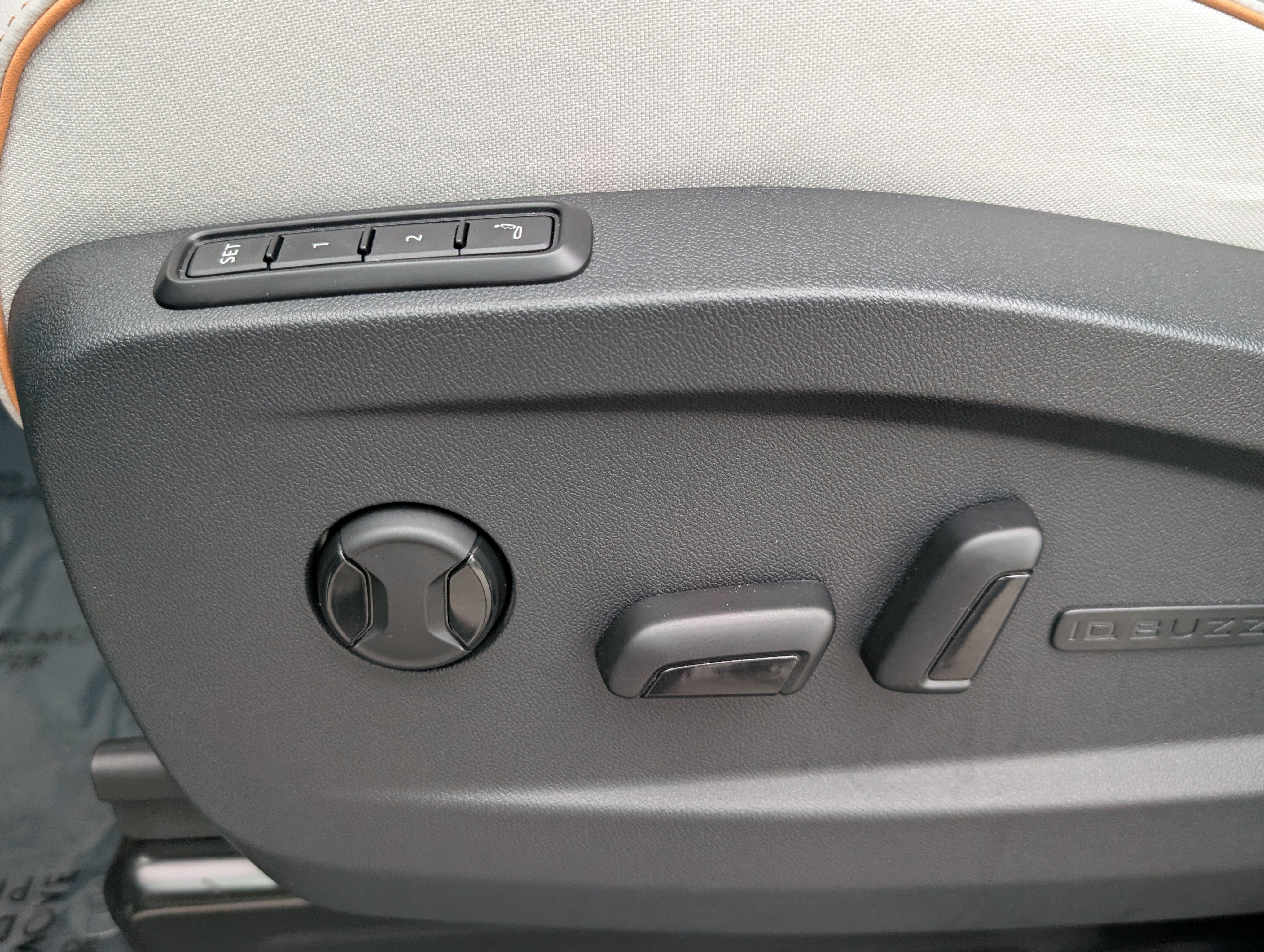 Used 2025 Volkswagen ID. Buzz Pro S Plus RWD image 25