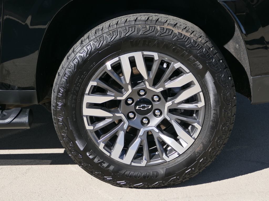 Used 2025 Chevrolet Suburban Z71 image 26