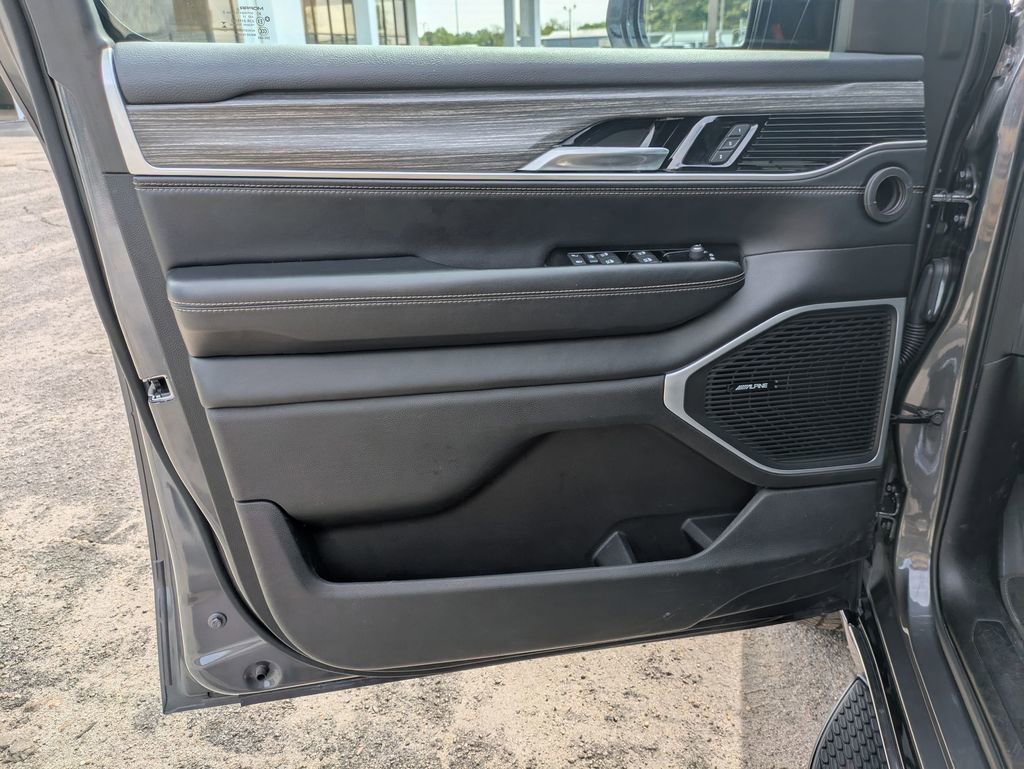 Used 2024 Jeep Wagoneer Series II w/ Flexible Seating Group image 11