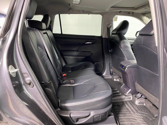 Used 2023 Toyota Highlander XLE image 9