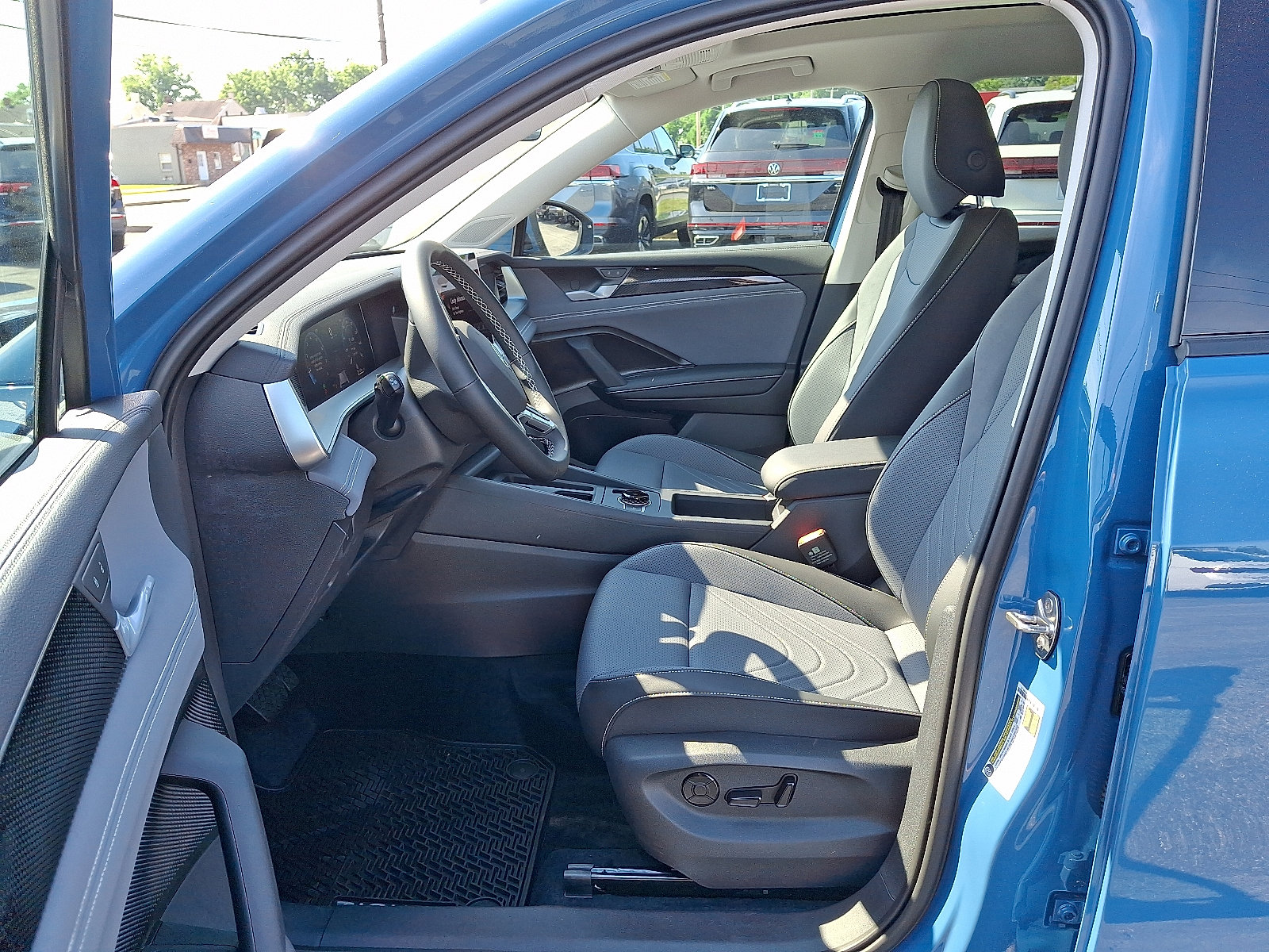 New 2025 Volkswagen Tiguan SE image 6