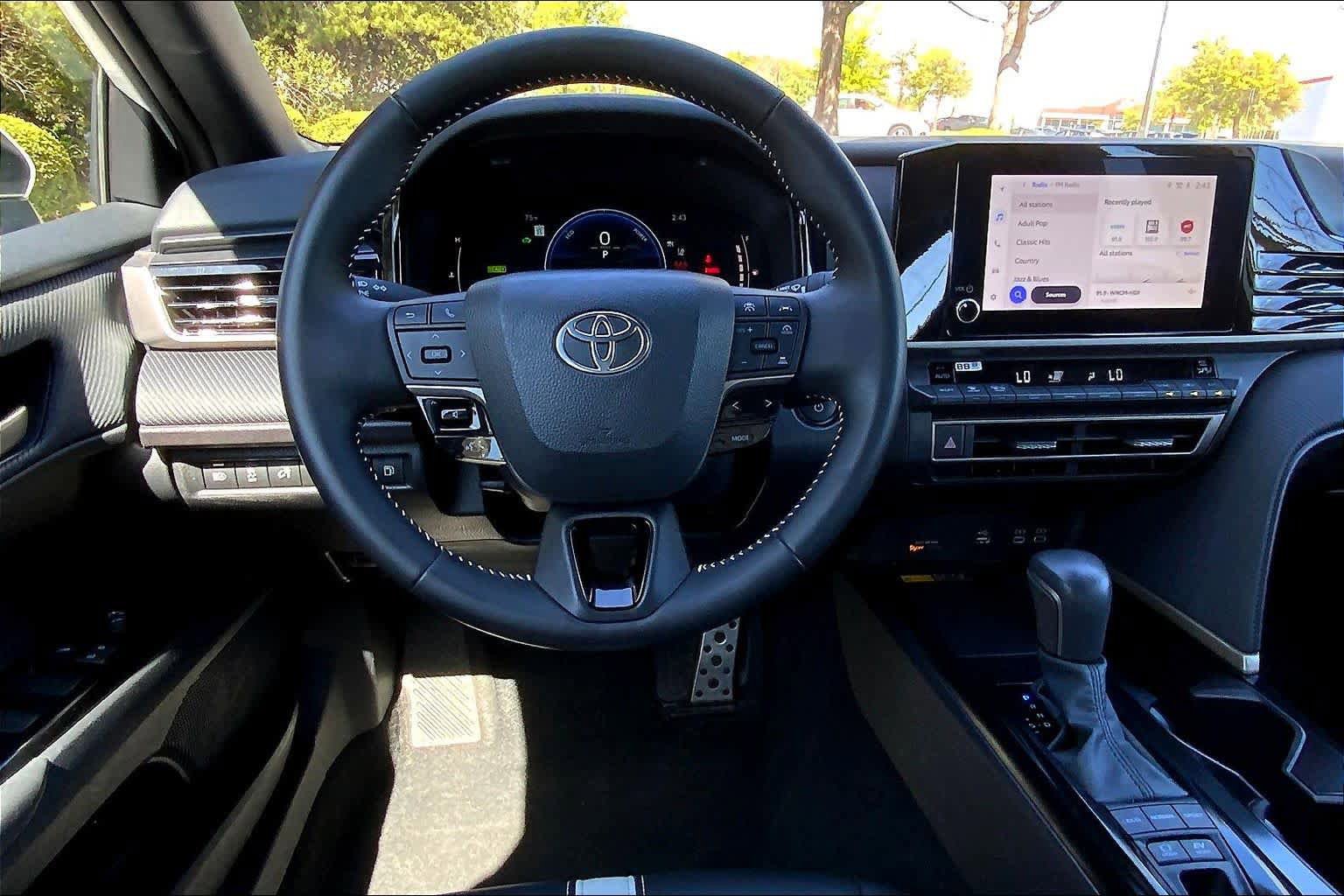 Used 2025 Toyota Camry SE FWD image 6