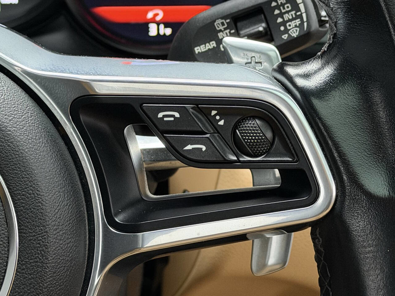 Used 2018 Porsche Macan Base AWD 4dr SUV image 29