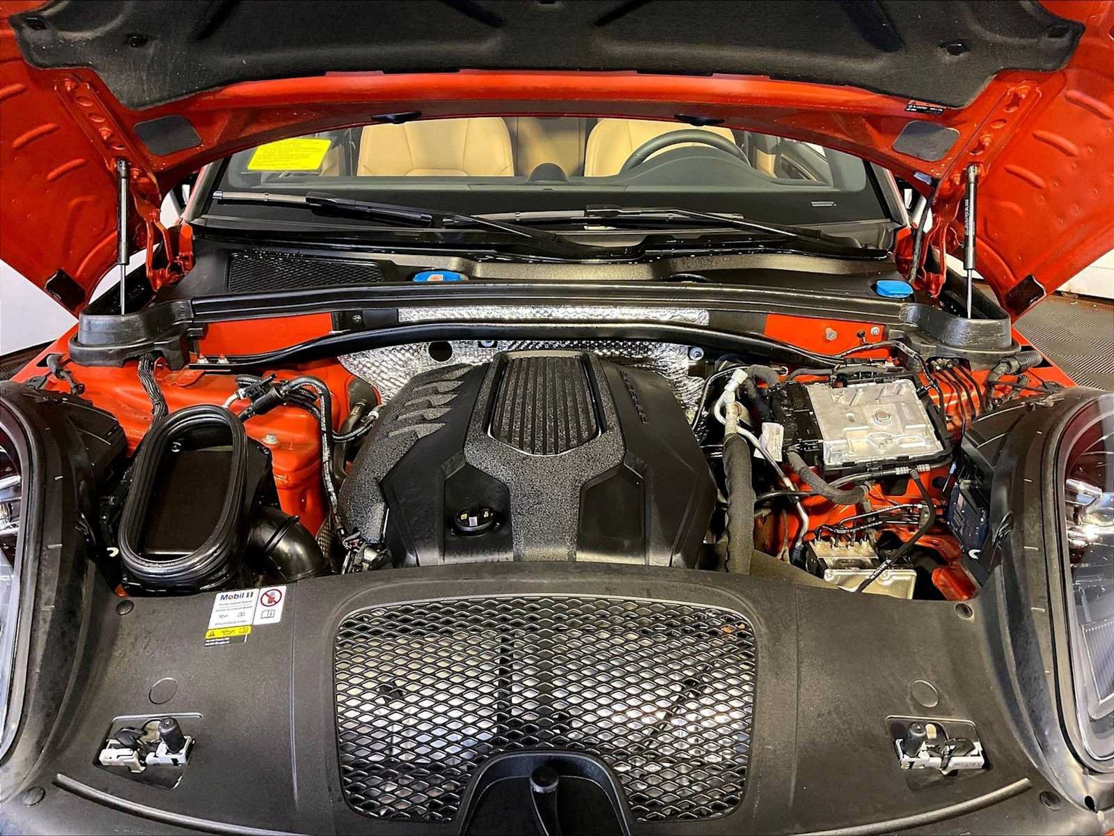 Certified 2023 Porsche Macan AWD/4WD image 32