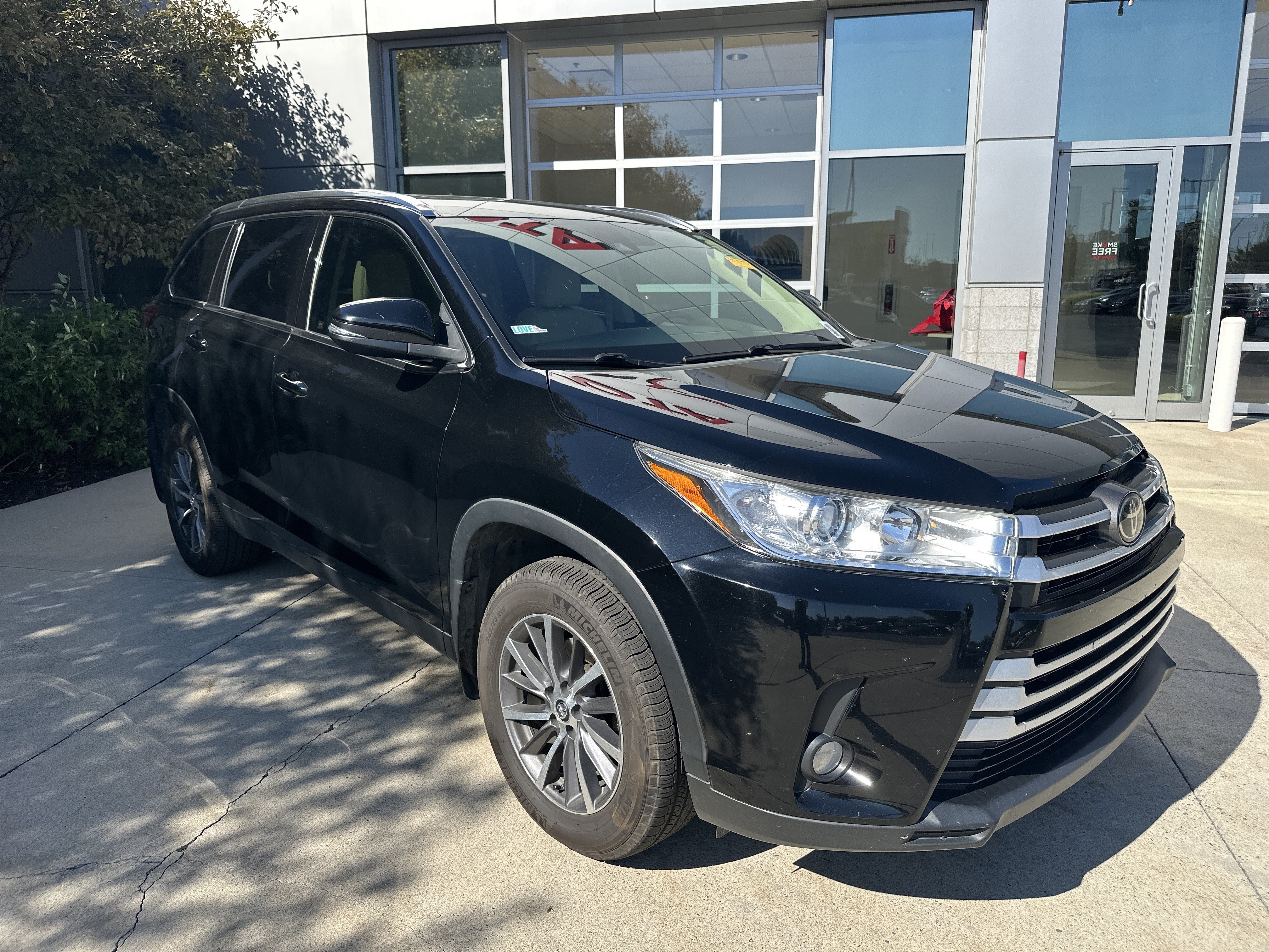 Used 2019 Toyota Highlander XLE AWD/4WD image 2