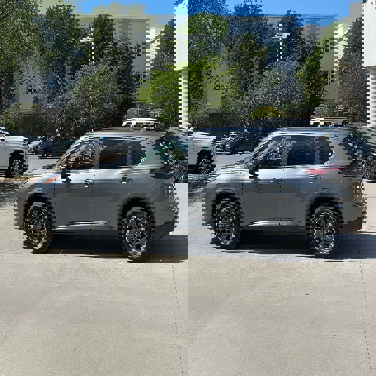 Used 2024 Nissan Rogue SV image 3