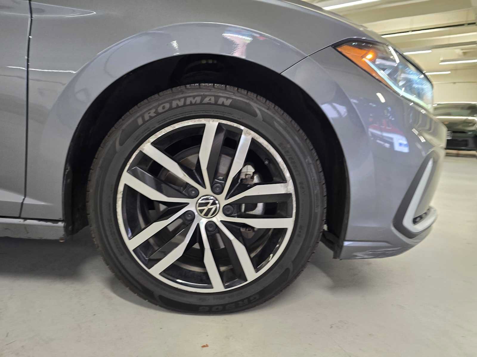 Used 2025 Volkswagen Jetta SE FWD image 9
