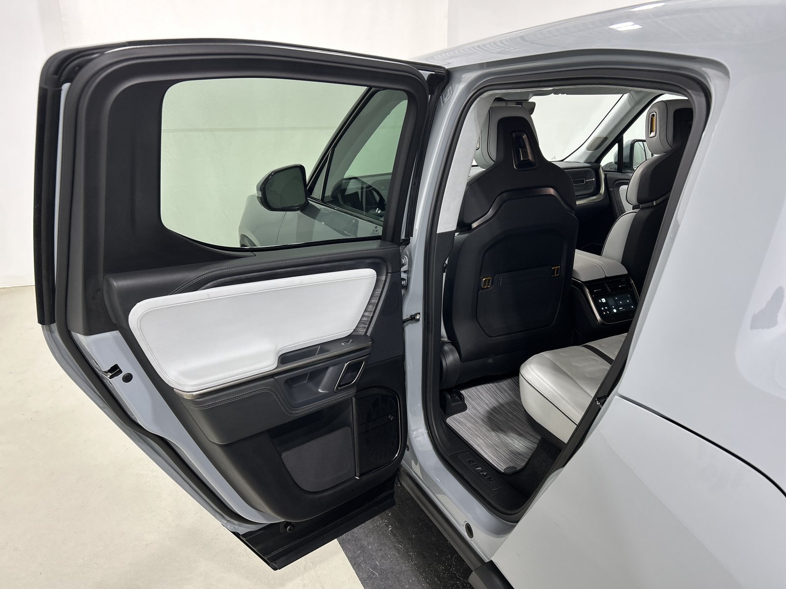Used 2024 Rivian R1T Adventure Dual AWD/4WD image 17