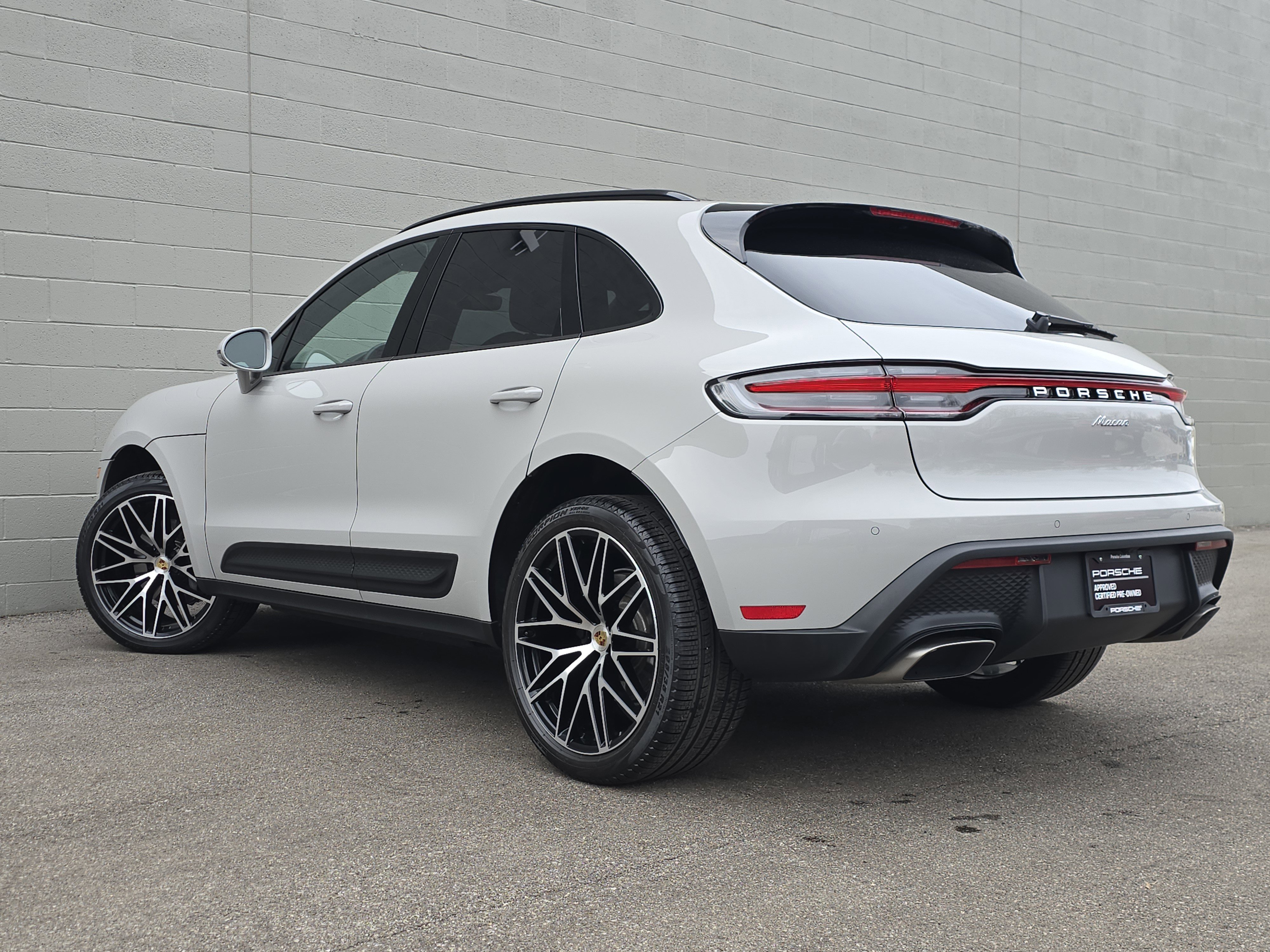 Certified 2025 Porsche Macan AWD/4WD image 3