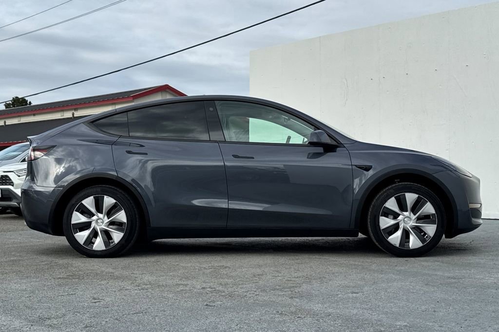 Used 2023 Tesla Model Y Long Range image 2