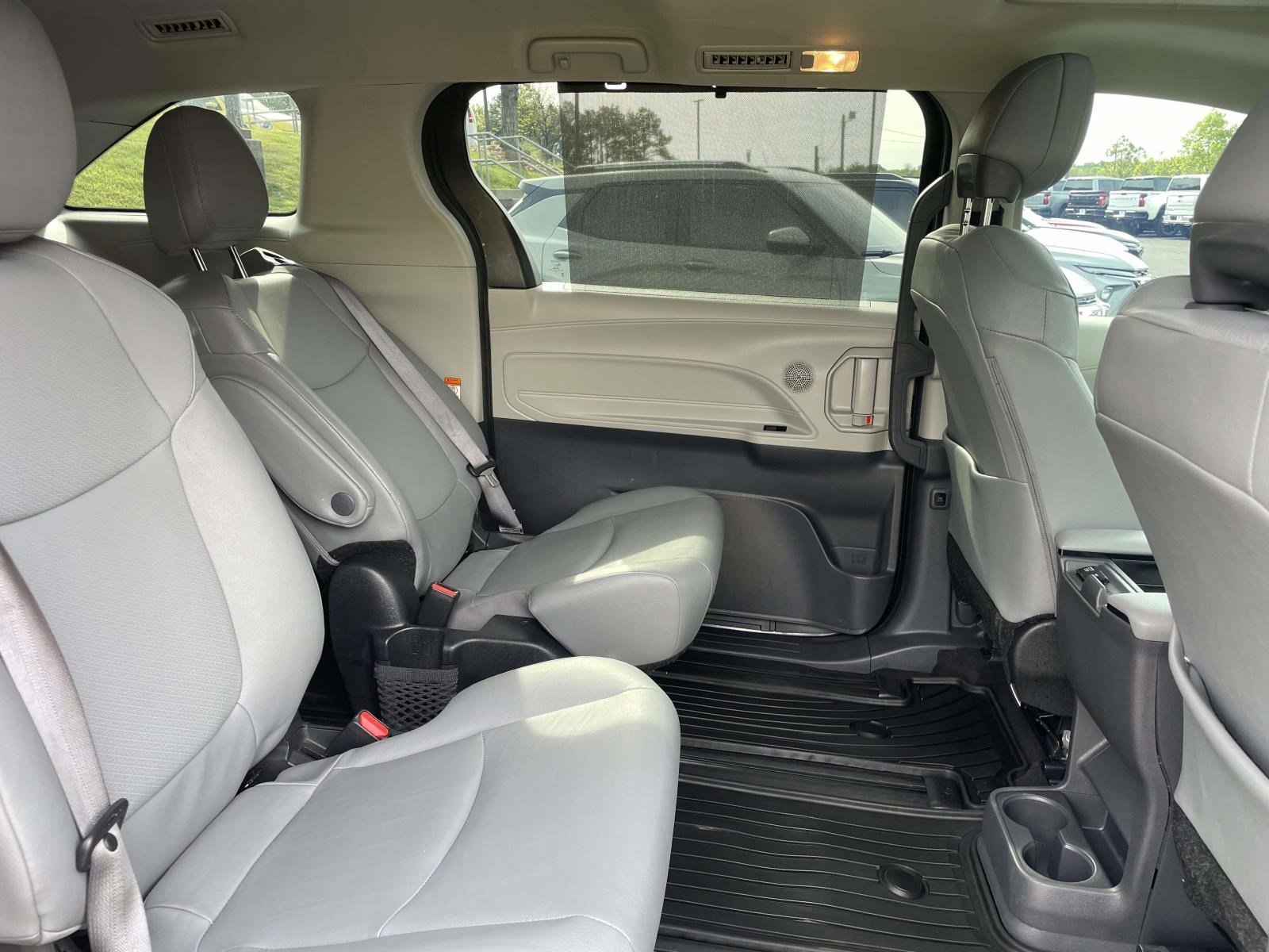 Used 2024 Toyota Sienna XLE FWD image 17