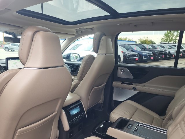 Used 2020 Lincoln Aviator Reserve w/ Equipment Group 202A AWD/4WD image 2