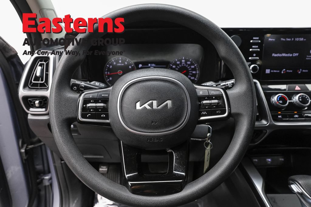Used 2023 Kia Sorento LX AWD/4WD image 11
