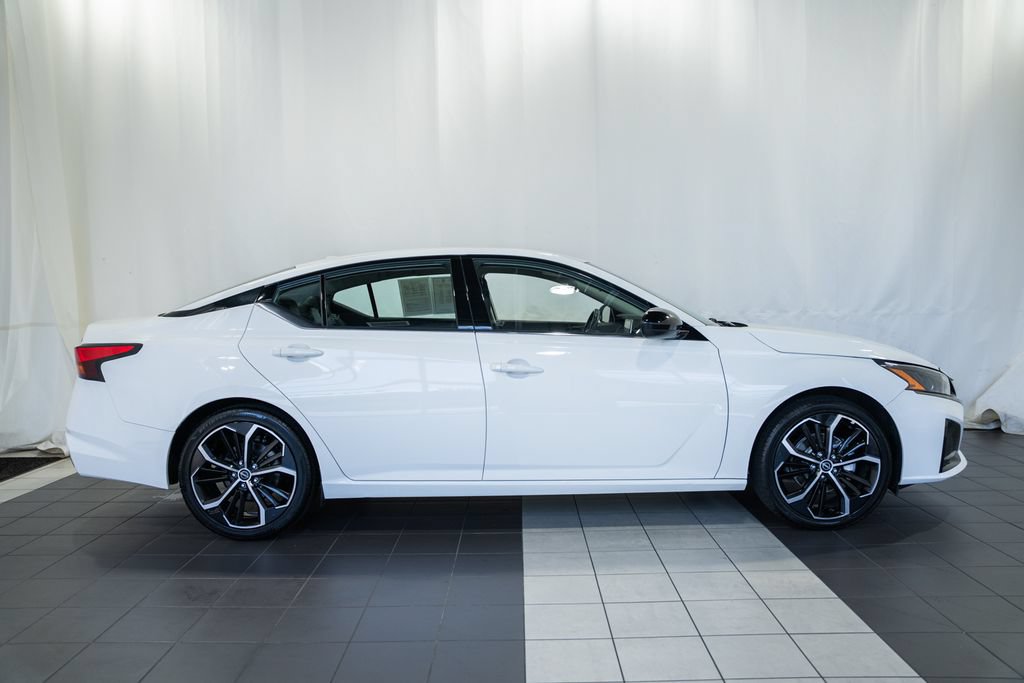 Used 2024 Nissan Altima 2.5 SR FWD image 3