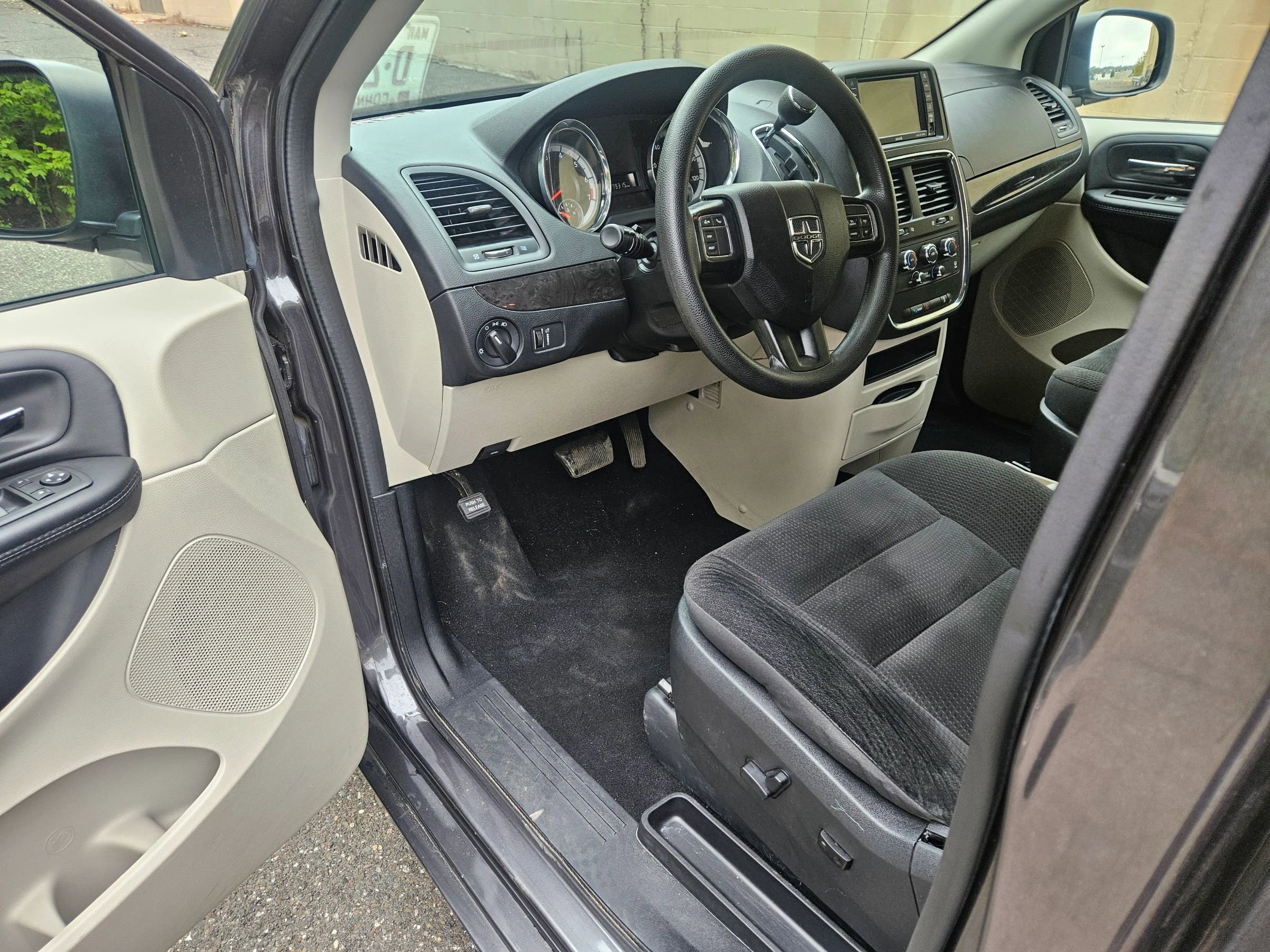 Used 2019 Dodge Grand Caravan SE w/ UConnect Hands-Free Group image 9