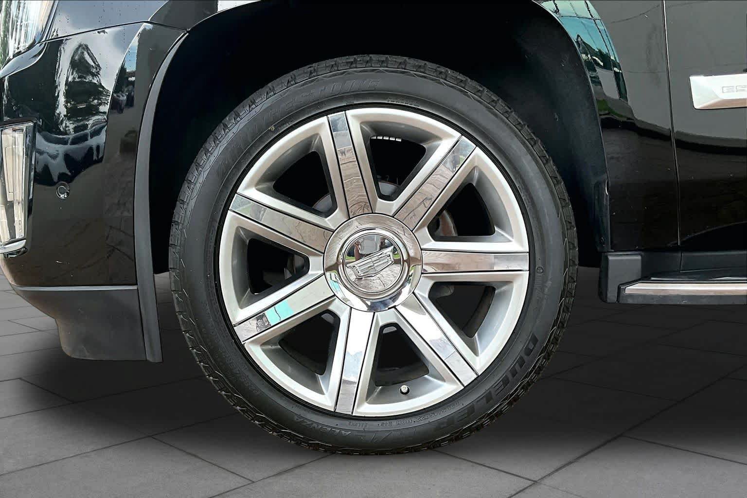 Used 2017 Cadillac Escalade Luxury AWD/4WD image 9