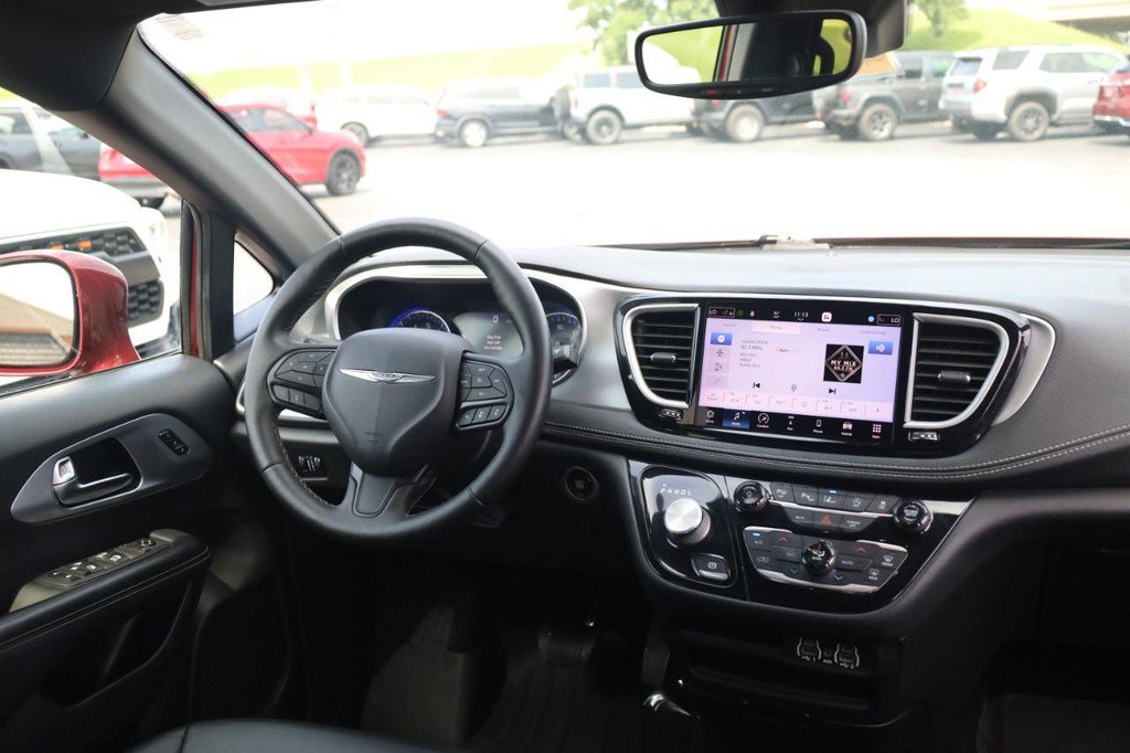 Used 2021 Chrysler Pacifica Touring-L w/ Premium & Safety Sphere Group FWD image 24