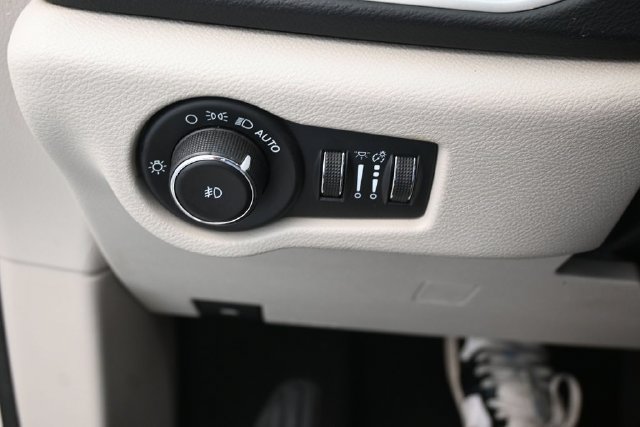 Used 2023 Chrysler Pacifica Touring-L FWD image 14