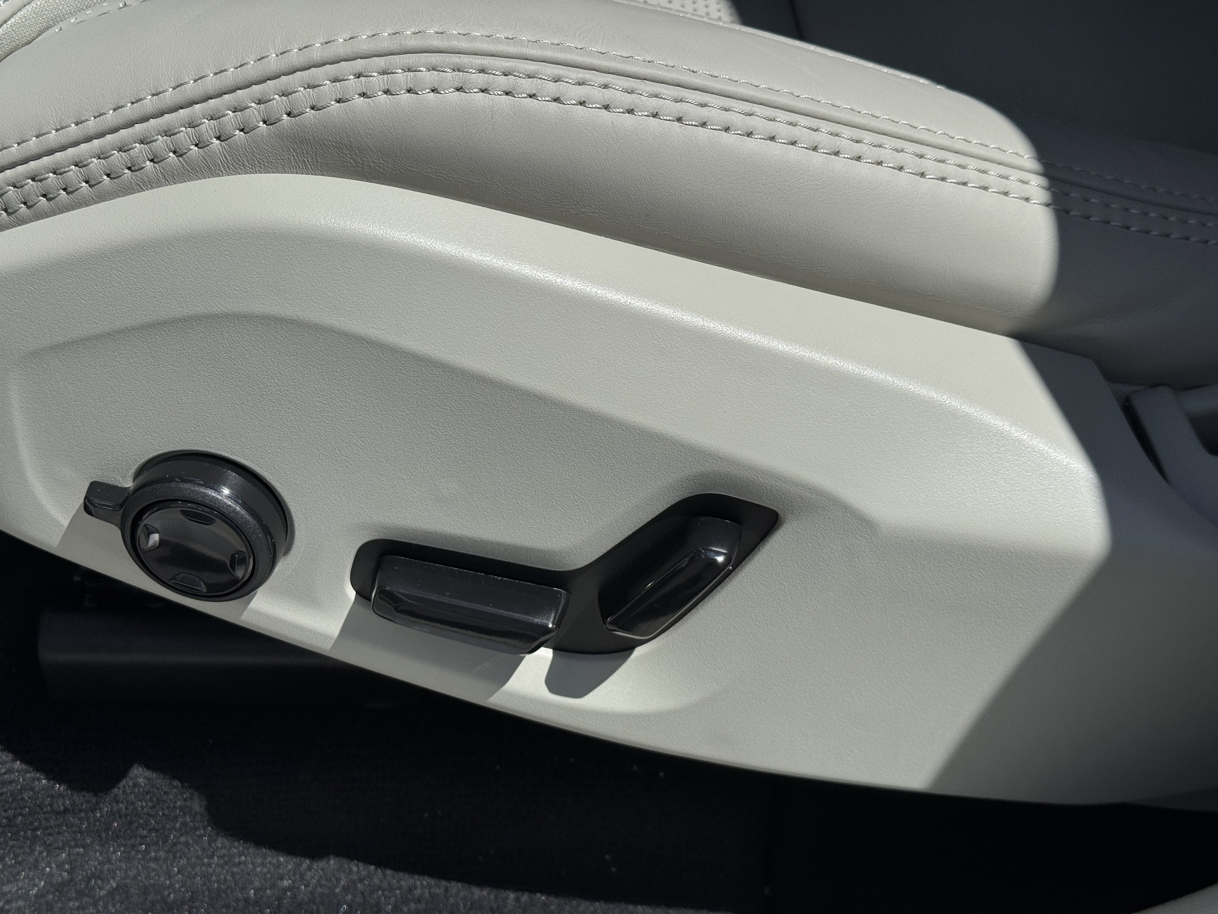 New 2026 Volvo XC60 B5 Ultra w/ Protection Package image 19