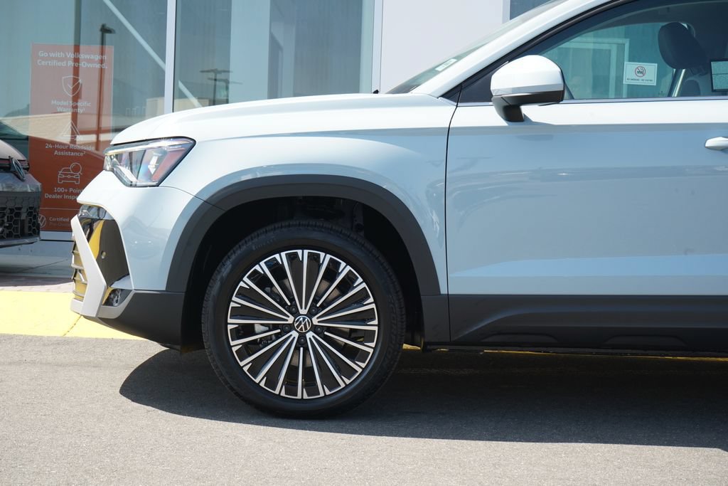 New 2026 Volkswagen Taos SE FWD image 2