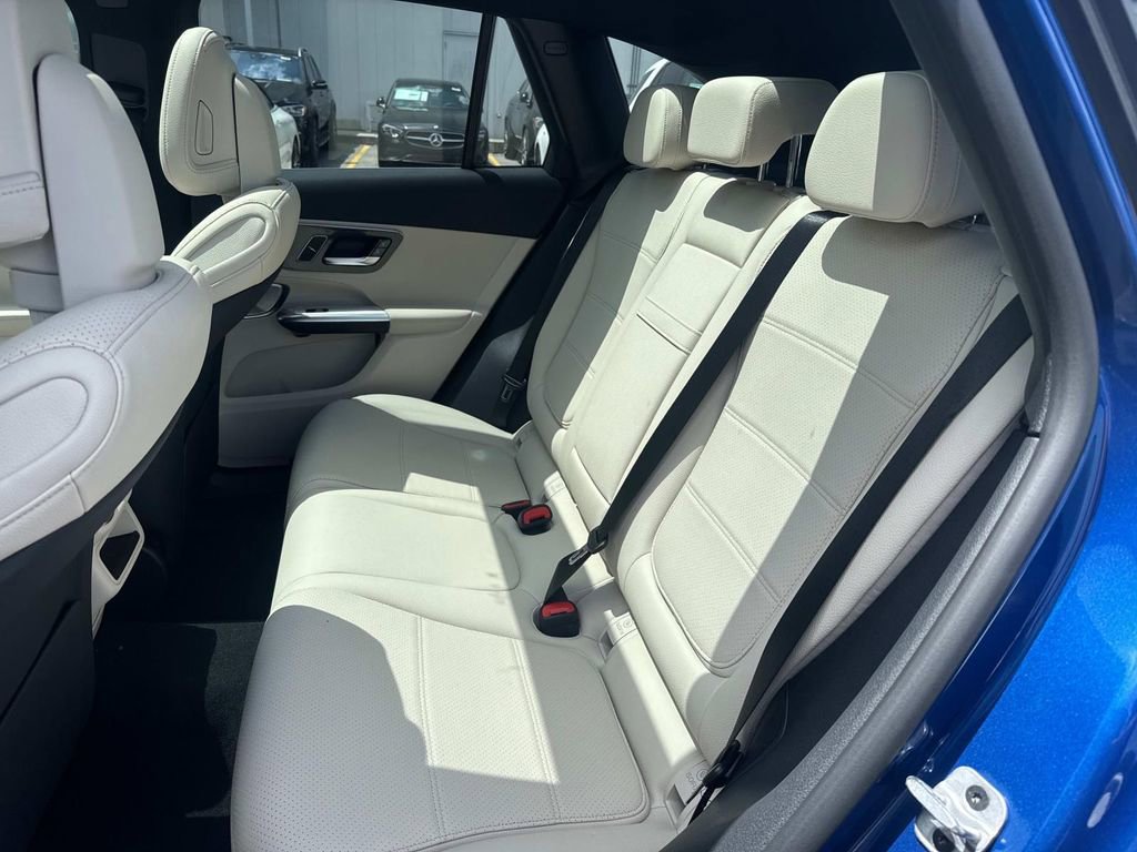 Used 2025 Mercedes-Benz GLC 300 image 6