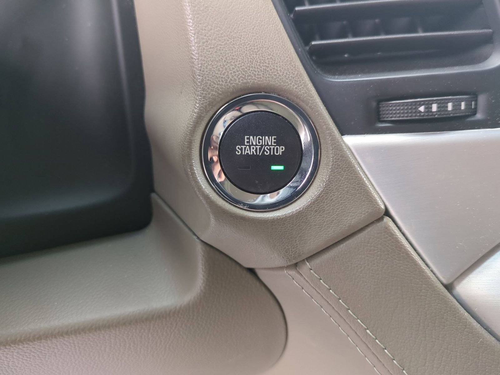 Used 2017 GMC Yukon XL SLT w/ Open Road Package image 17