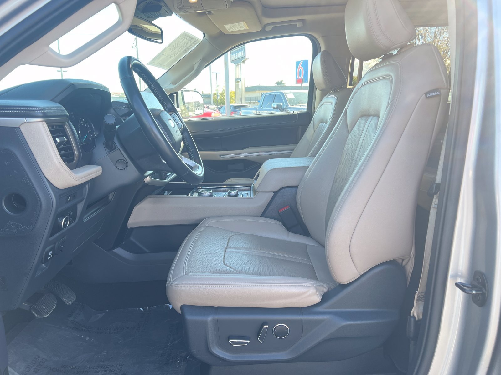 Used 2024 Ford Expedition Limited AWD/4WD image 17