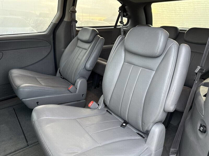 Used 2005 Chrysler Town & Country Touring w/ Luxury Group image 16