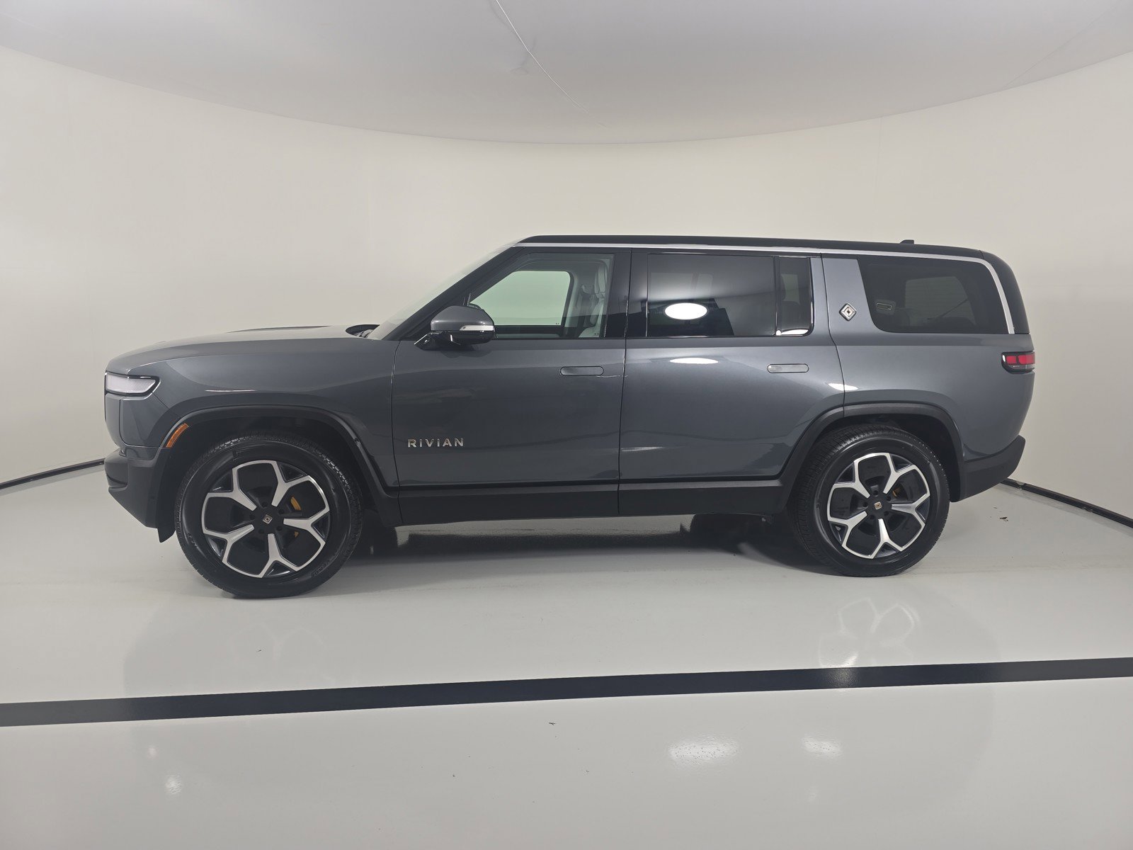 Used 2024 Rivian R1S Adventure AWD/4WD image 2