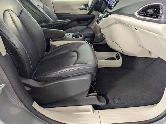 Used 2023 Chrysler Pacifica Touring-L image 32