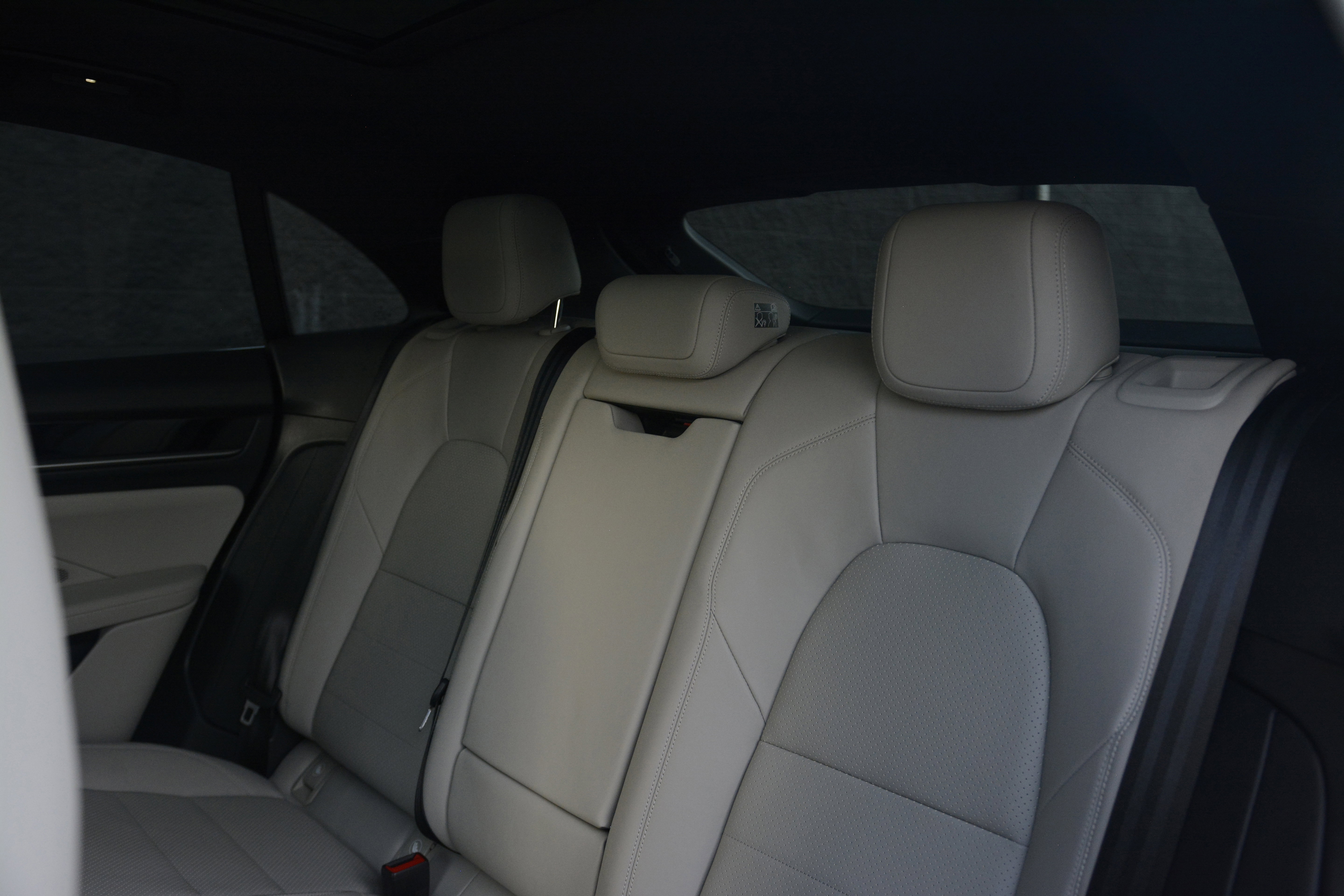 Certified 2025 Porsche Macan 4 Electric image 34