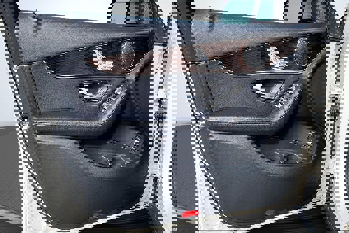 Used 2018 Mercedes-Benz GLC 300 SUV image 23