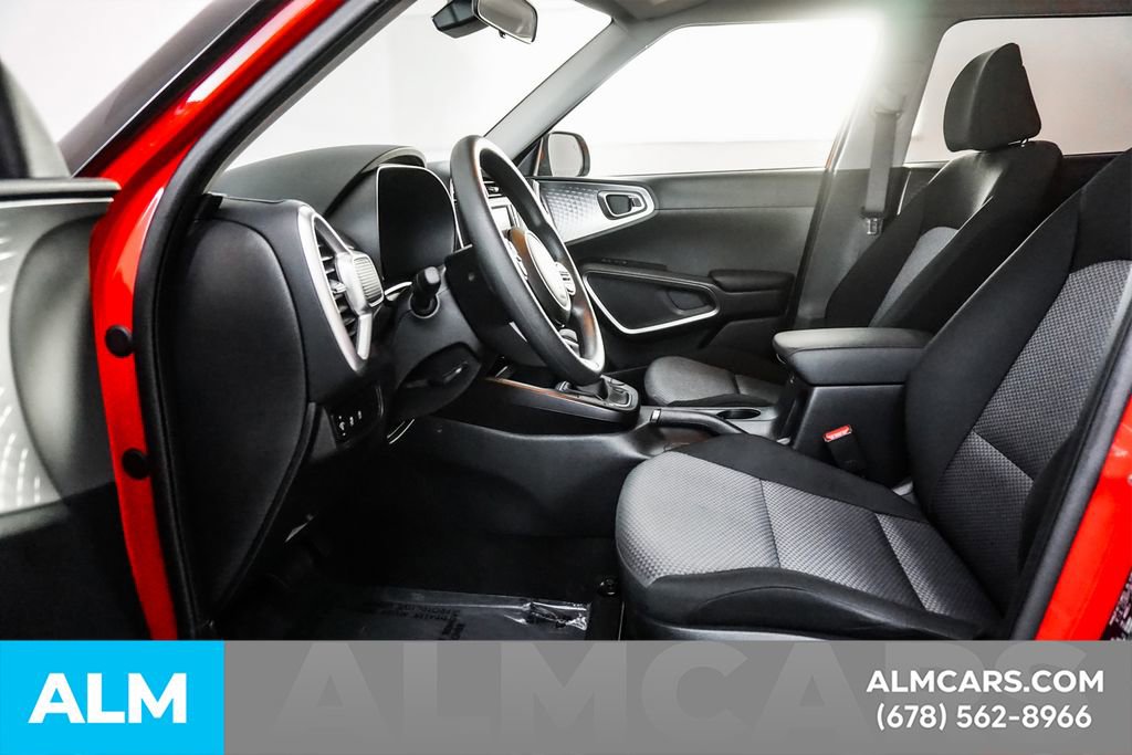 Used 2025 Kia Soul LX w/ LX Technology Package FWD image 16