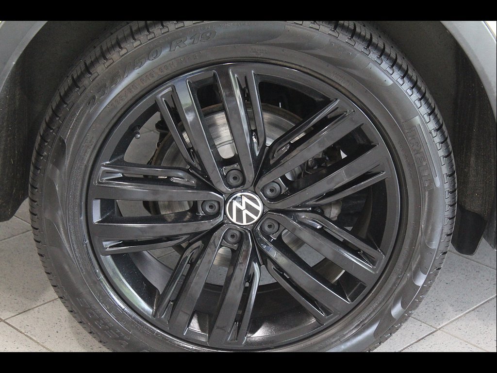 Used 2022 Volkswagen Tiguan SE R-Line AWD/4WD image 10