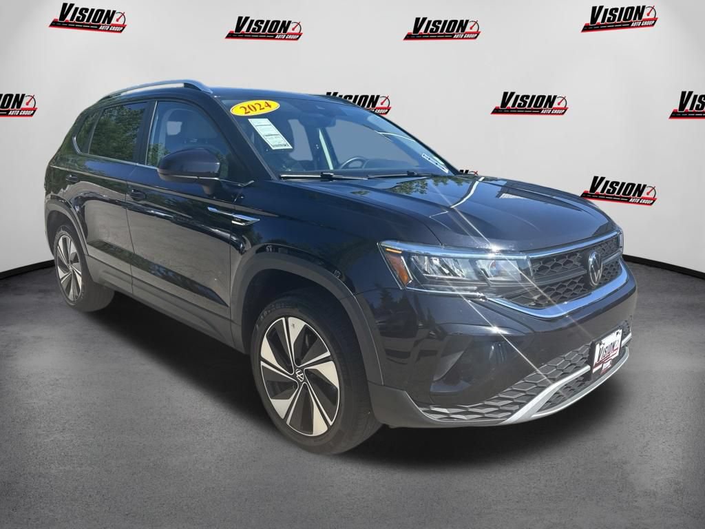 Used 2024 Volkswagen Taos SE w/ Panoramic Sunroof Package AWD/4WD image 3