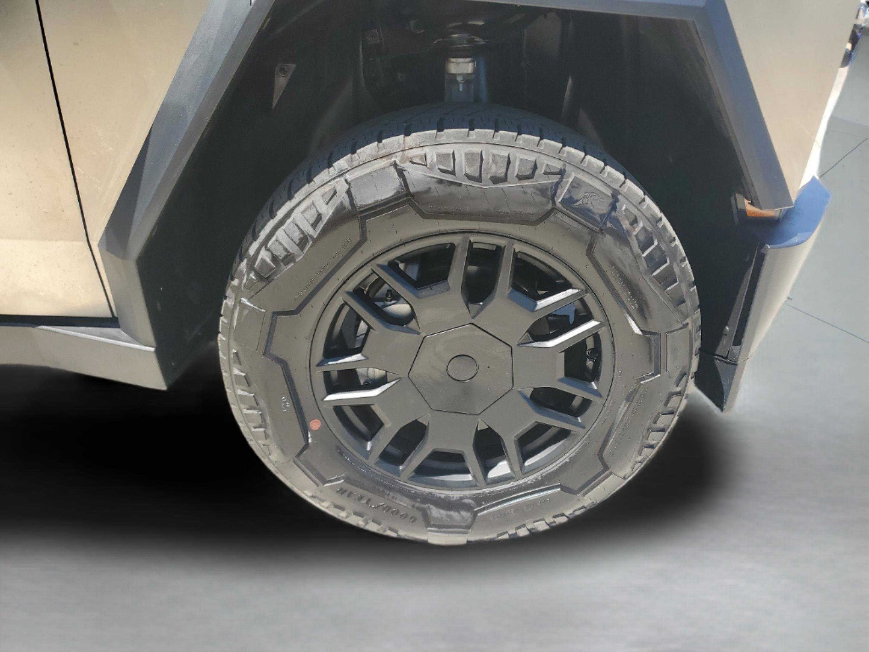 Used 2024 Tesla Cybertruck AWD Crew Cab image 5