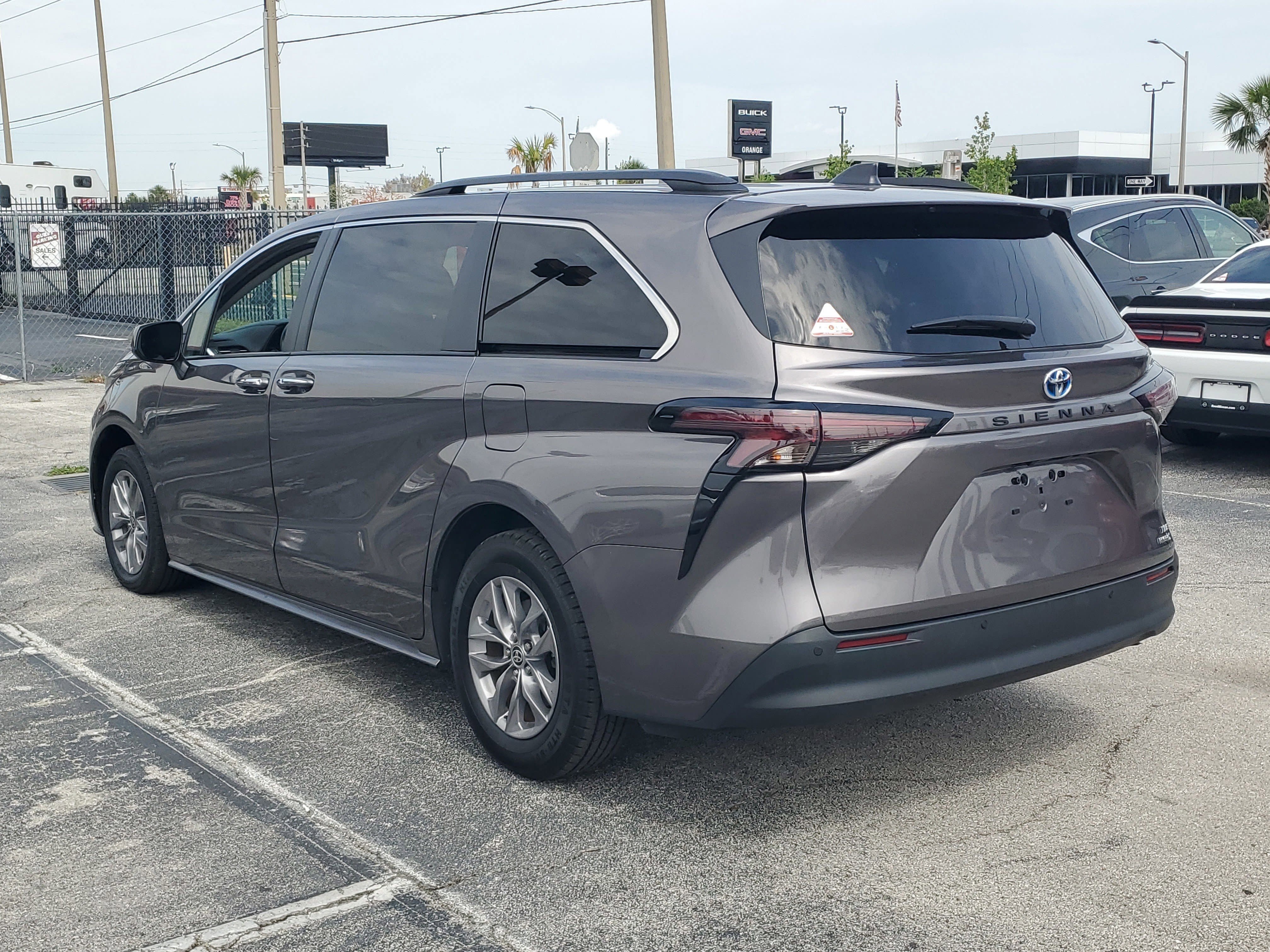 Used 2024 Toyota Sienna XLE FWD image 9
