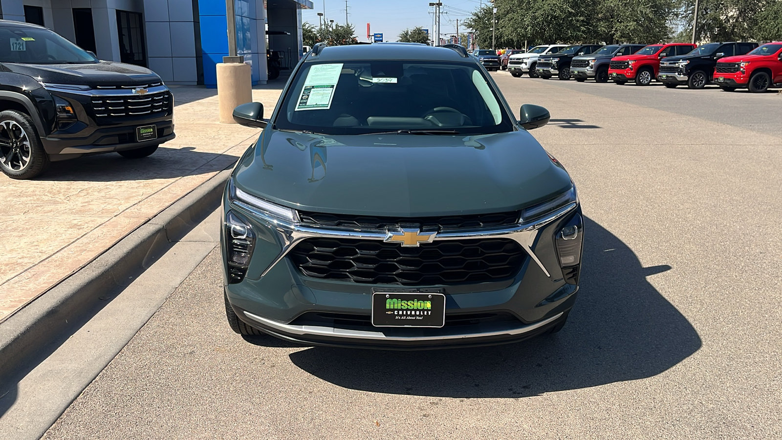 Used 2025 Chevrolet Trax LT FWD image 2