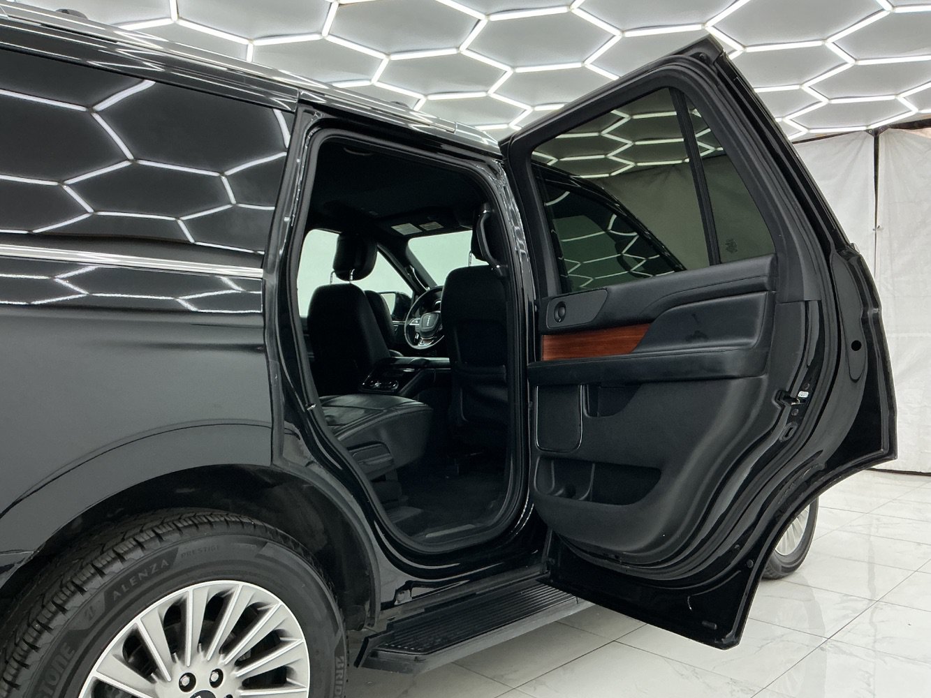 Used 2018 Lincoln Navigator Premiere RWD image 27