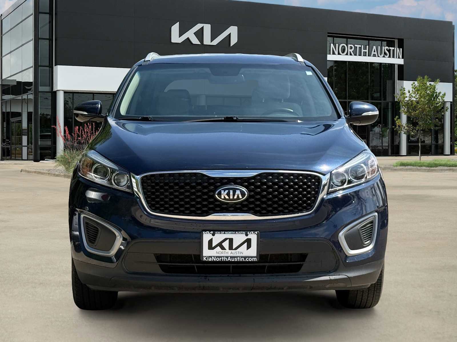 Used 2017 Kia Sorento LX w/ LX Convenience Package image 3
