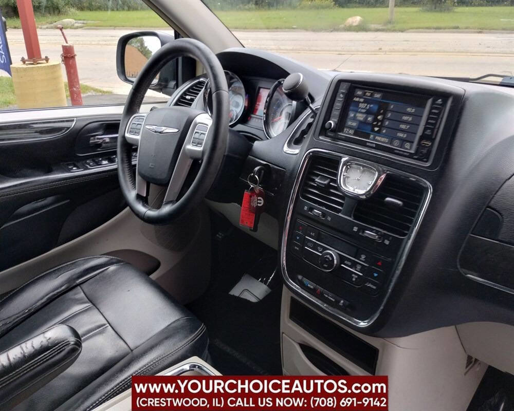 Used 2015 Chrysler Town & Country Touring image 22