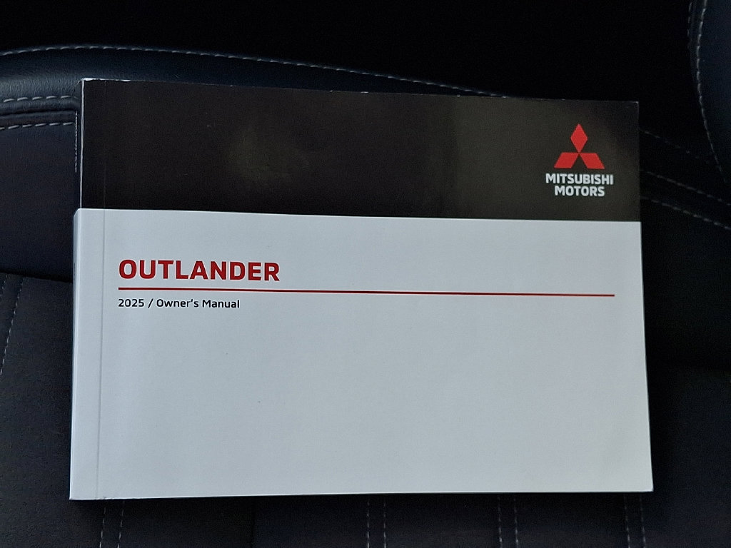 Used 2025 Mitsubishi Outlander SE FWD image 32