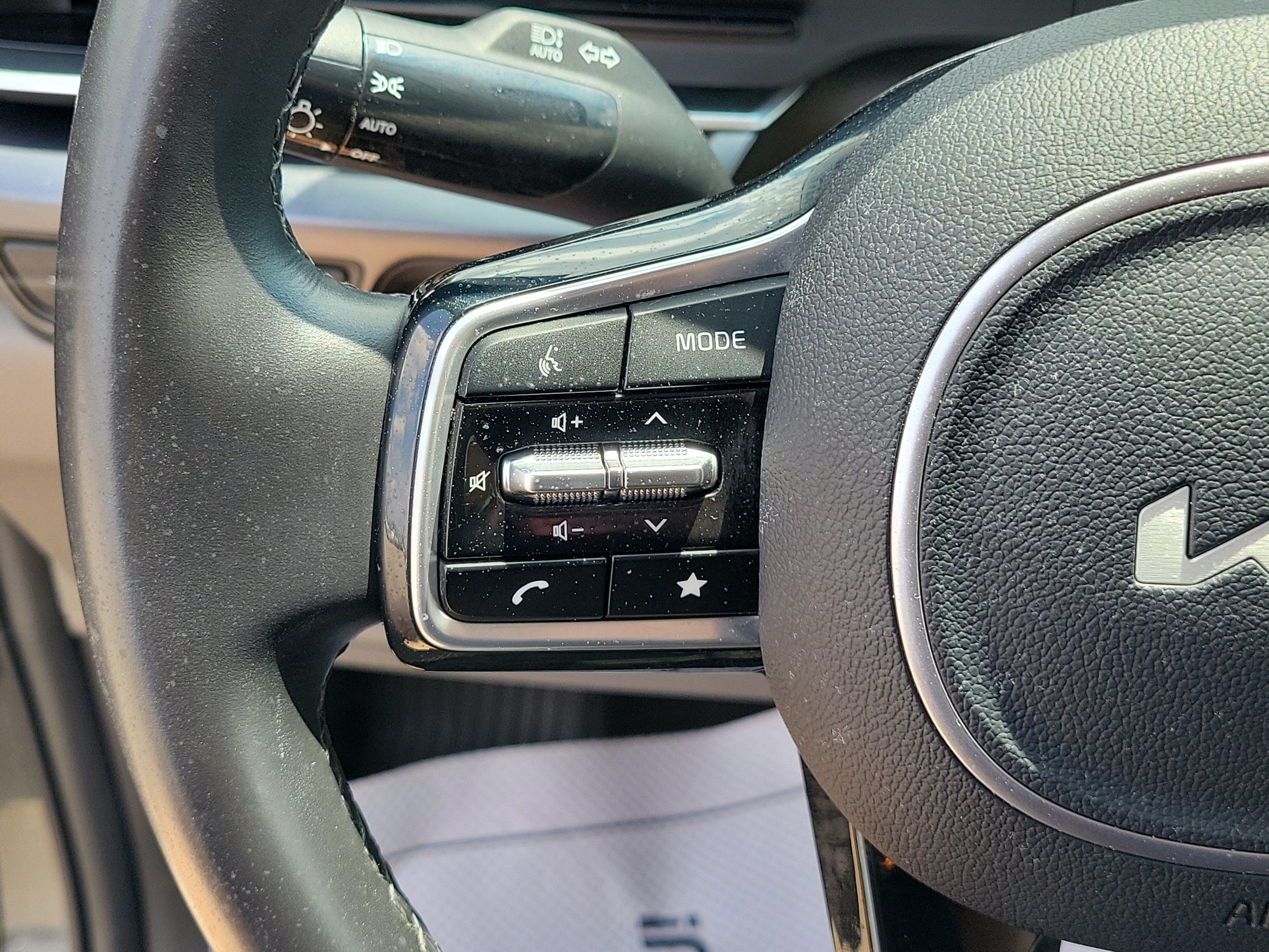 Used 2025 Kia Carnival FWD image 21