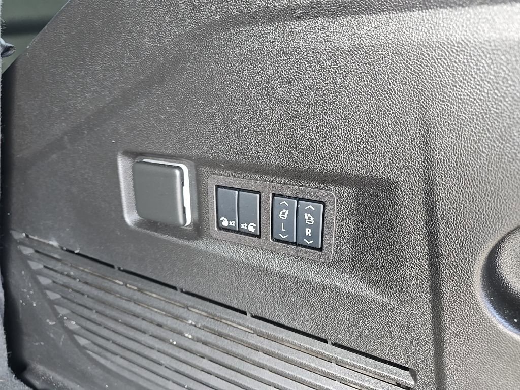 Used 2024 GMC Yukon SLT w/ SLT Luxury Package image 7