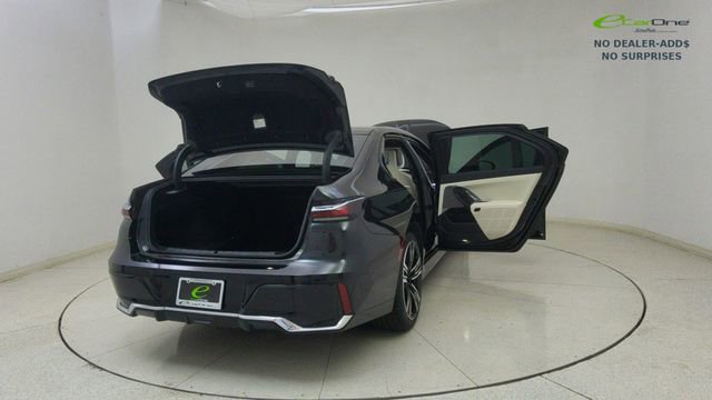 Used 2023 BMW 740i w/ Parking Assistance Package image 74