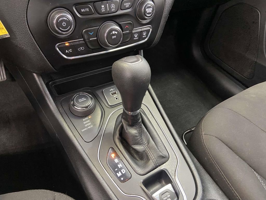 Used 2021 Jeep Cherokee Latitude AWD/4WD image 22
