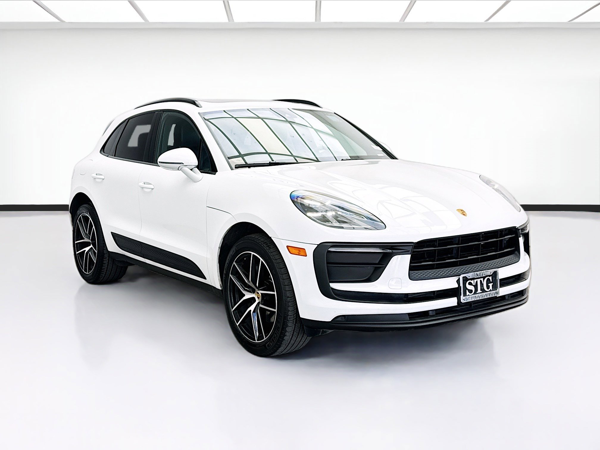 Used 2022 Porsche Macan w/ Premium Package Plus AWD/4WD image 3