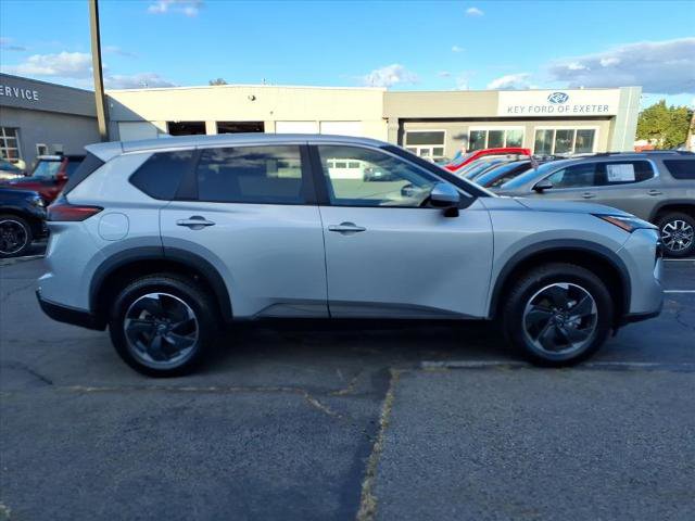 Used 2024 Nissan Rogue SV image 2